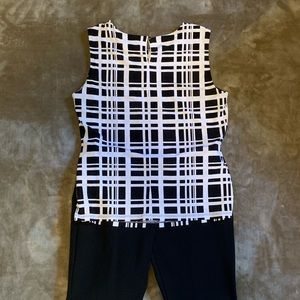 Lightly worn sleeveless Calvin Klein top. Size M.